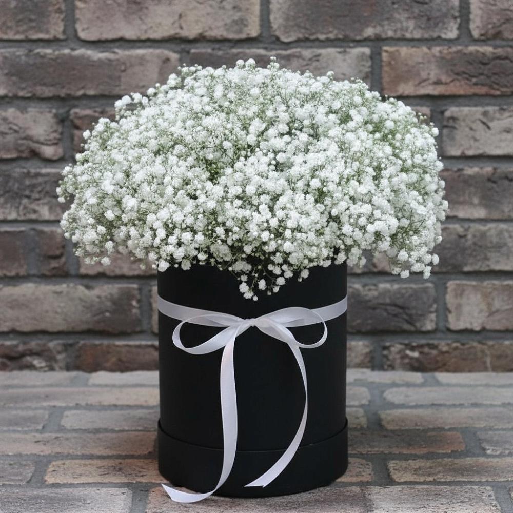 Цветочная композиция из Гипсофила в шляпной коробке в Давыдовке