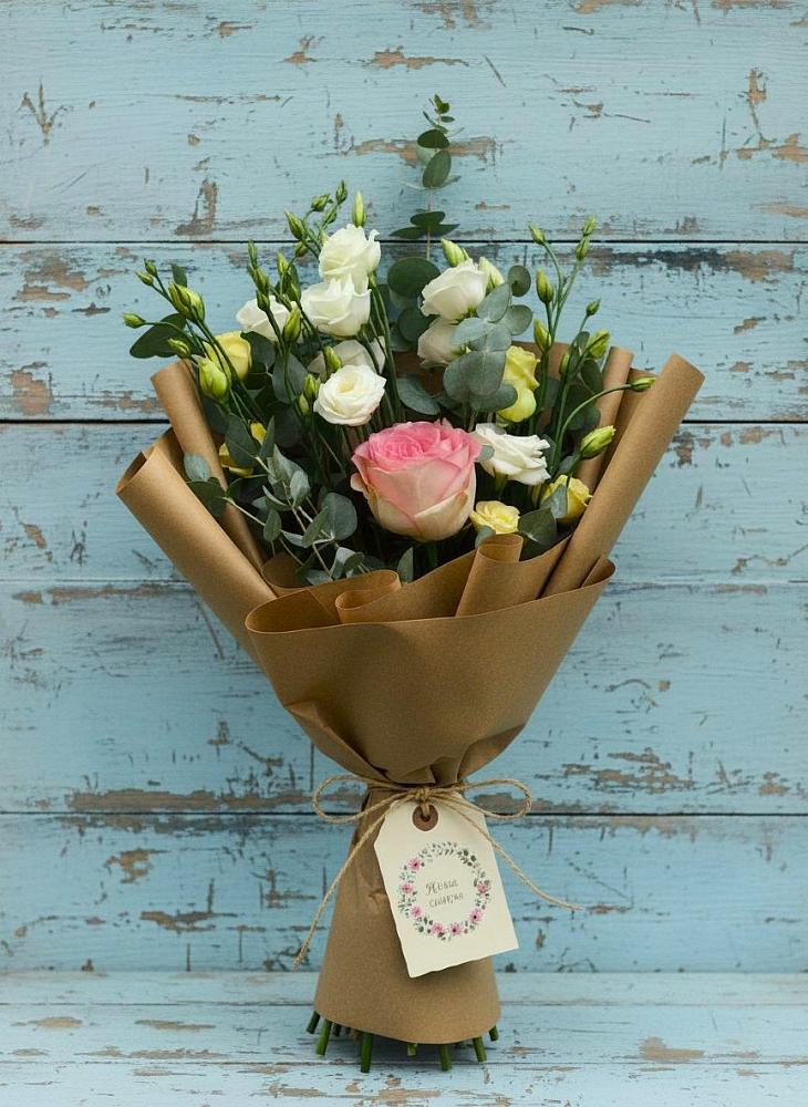 Букет цветов из: Розы и Лизиантусы в Давыдовке