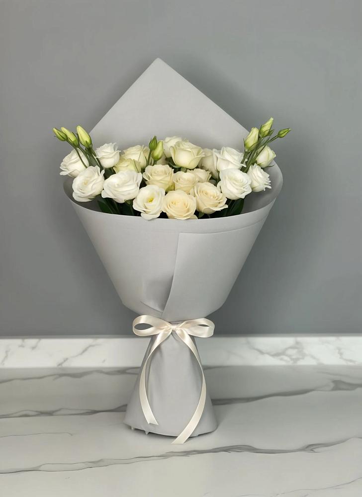 Букет цветов из: Розы и Лизиантусы в Давыдовке