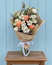 Букет цветов из:  Альстромерии, Лизиантусы, Розы и Хризантемы в Давыдовке