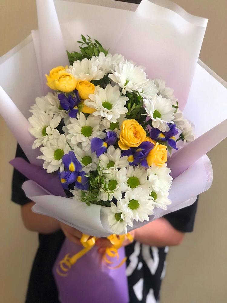 Букет цветов из: Ирисы, Хризантемы и Розы в Давыдовке