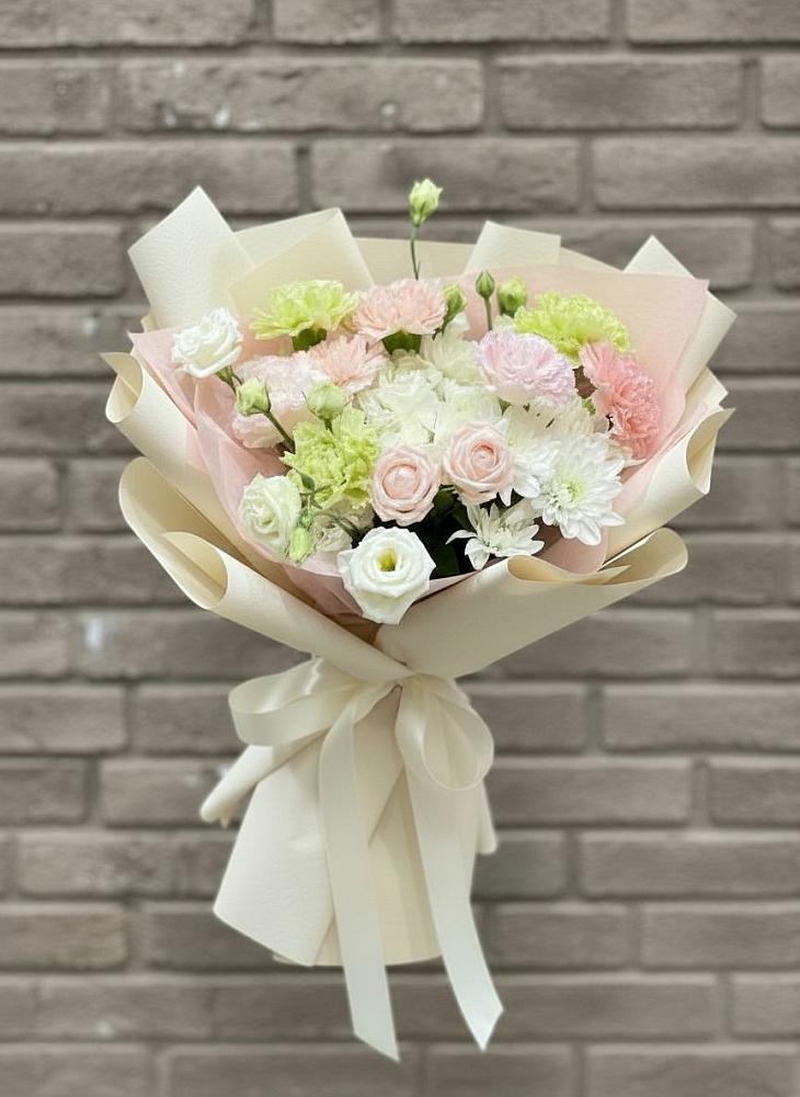 Букет цветов из: Гвоздики, Розы, Лизиантусы и Хризантемы в Давыдовке
