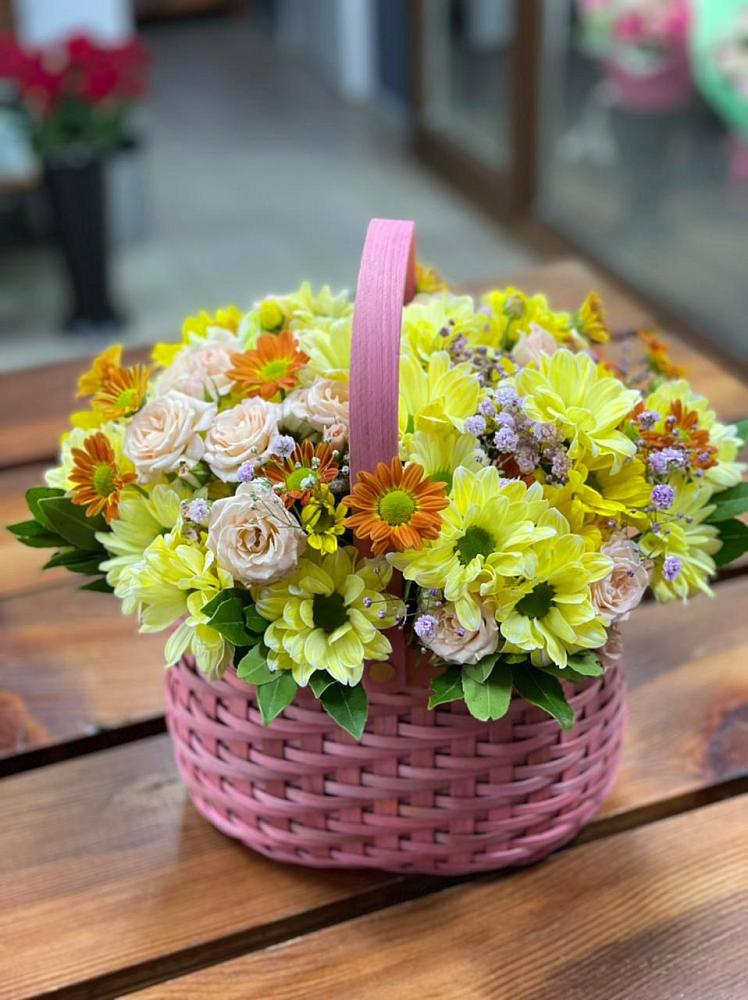 Цветочная композиция из Хризантемы и Розы в корзине в Давыдовке