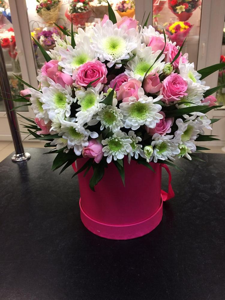 Цветочная композиция из Розы и Хризантемы в шляпной коробке в Давыдовке