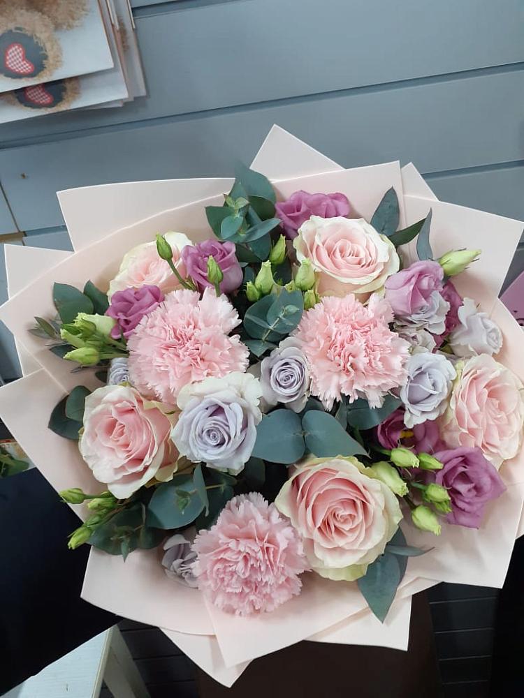 Букет цветов из: Розы, Гвоздики и Лизиантусы в Давыдовке