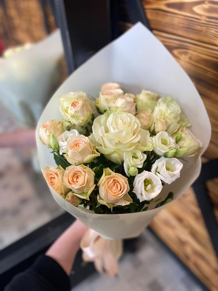 Букет цветов из: Розы и Лизиантусы в Давыдовке